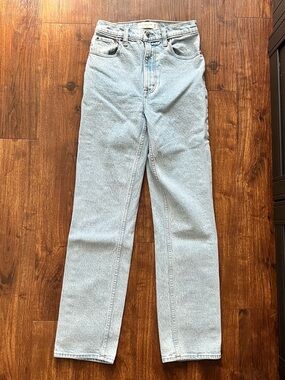 Abercrombie The 90s Straight Ultra High Rise Light Wash Jeans Size 25/0 Regular